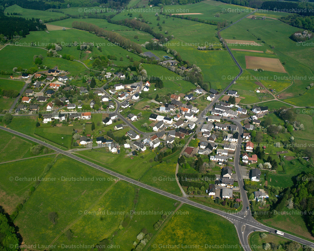 2610009 | ODERSBERG 09.06.2006 Landwirtschaftliche Nutzflächen und Feldgrenzen  umsäumen das Siedlungsgebiet des Dorfes in Odersberg im Bundesland Hessen, Deutschland // Agricultural land and field boundaries surround the settlement area of the village  in Odersberg in the state Hesse, Germany Foto: Gerhard Launer