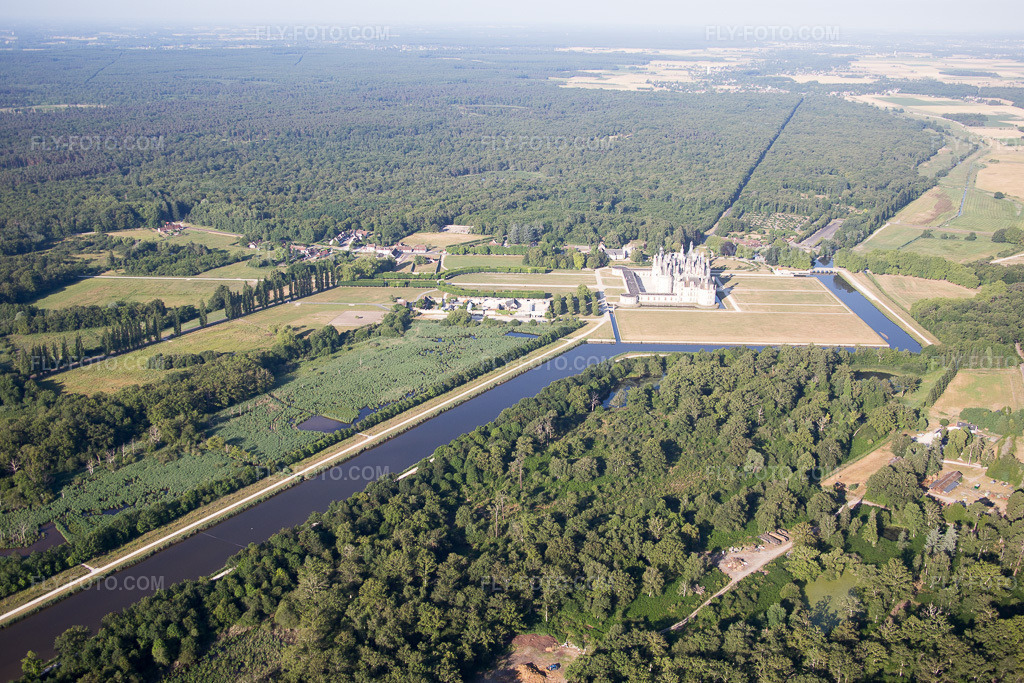 Aerial view: View of the town in Chambord in the state Loir et Cher, France. – Photo: IMG_082132.jpg taken on 06/20/2015 by Werner Riehm/FLY-FOTO.com – Resolution of the original: 5472 x 3648 px