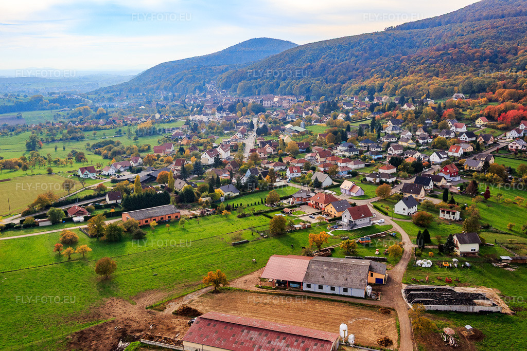 Vue aérienne: Vue de la ville depuis l'est à Oberbronn dans le département Bas Rhin, France.Photo: IMG_084766.jpg prise le 24/10/2015 par Werner Riehm/FLY-FOTO.euRésolution de l'original: 5472 x 3648 px