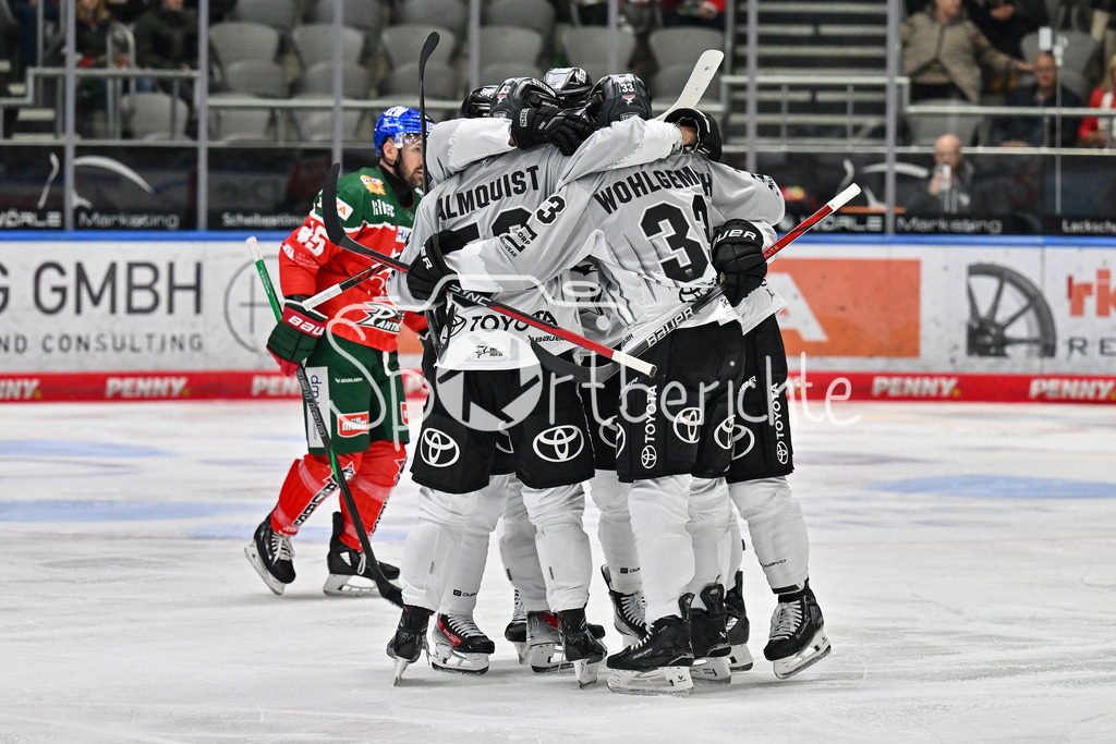 Augsburger Panther - Kölner Haie | Jubel der Haie nach dem Treffer zum 3-5 durch Josh CURRIE (Koelner Haie #18) / Freude / Happy / Tor / Torschuezte / DEL: Augsburger Panther - Kölner Haie, Curt Frenzel Stadion am 29.09.2024