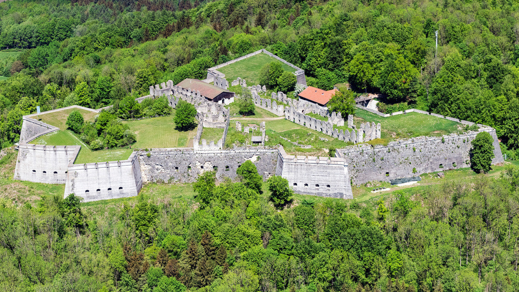 dr__0096261.jpg | SCHNAITTACH 11.05.2022 Fragmente der Zitadelle- Festungsanlage Rothenberg in Schnaittach im Bundesland Bayern, Deutschland. 