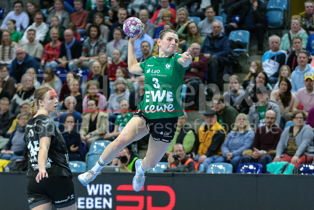 Handball, Bundesliga Frauen, VfL Oldenburg - HSG Bad Wildungen Vipers | v.li.: Lana Teiken (VfL Oldenburg, 3) beim Wurf, am Ball, Spielszene, Aktion, Action