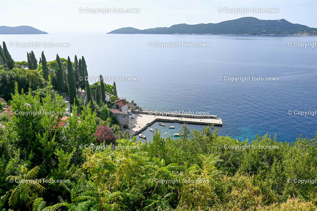 Arboretum von Trsteno_ Kroatien_ 11.10.2023-84 | 11.10.2023, Kroatien, HRV, Trsteno im Bild Arboretum, Trsteno, Hafen, Pflanzen, Brunnen, Neptunbrunnen, Wege, Palmen, Eukalyptus, Lorbeer, Kakteen, Zitrus, Oliven, Filmkulisse Game of Thrones

Das Arboretum von Trsteno befindet sich etwa 18 Kilometer nordwestlich der Stadt Dubrovnik im Sueden Kroatiens. Als einziges Arboretum an der oestlichen Adria-Kueste stellt es die aelteste Sammlung exotischer Baeume und Pflanzen des Landes dar.
Die Gartenanlage befindet sich entlang der Kuestenstraße zwischen den Ortschaften Orašac und Slano.
Quelle: Wikipedia