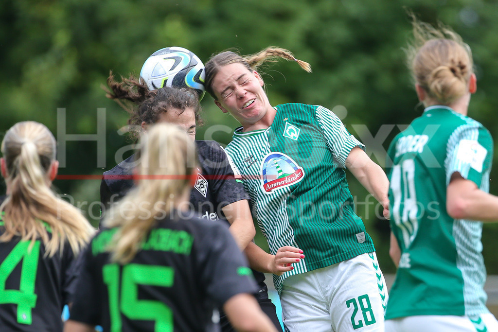 Fussball, Testspiel Frauen, Borussia Mönchengladbach - SV Werder Bremen | v.li.: Juliane Wirtz (SV Werder Bremen, 28) beim Kopfball, Aktion, Action, Spielszene
