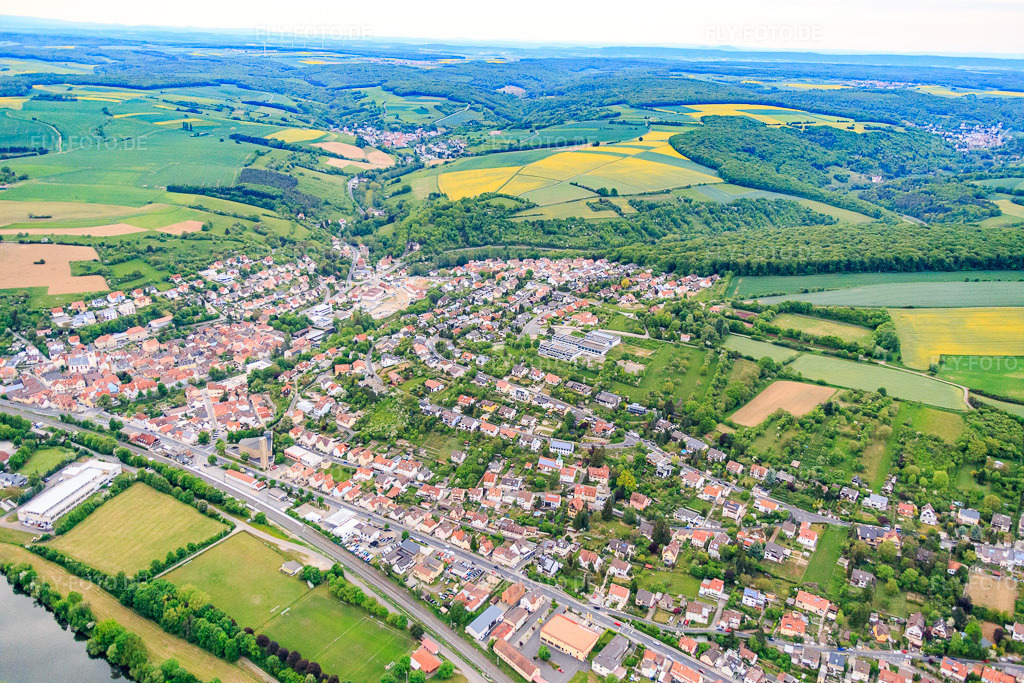 Luftbild: Ortsansicht am Main aus Süden in Schonungen im Bundesland Bayern in Deutschland. Foto: IMG_078984.jpg vom 14.05.2015 durch Werner Riehm/FLY-FOTO.de