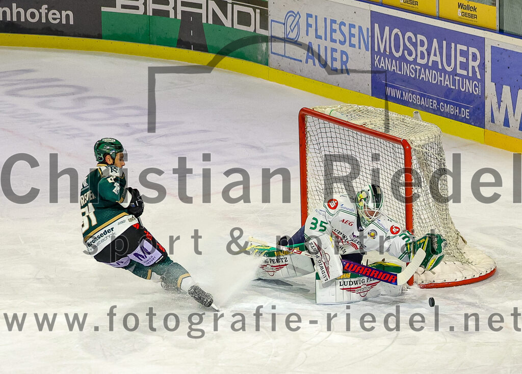 2026-01-02_049_TSV_Erding_gegen_Hoechstadt_Alligators | Erding, Deutschland, 02.01.2026:Eishockey, Oberliga Süd 2025 / 2026, 33. Spieltag, TSV Erding gegen Höchstadt Alligators, Endergebnis: 2:1Maximilian Forster (Erding Gladiators, #81), Torwart Luca Ganz (Höchstadt Alligators, #35)Foto: Christian Riedel / fotografie-riedel.net