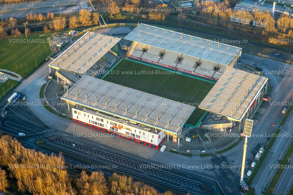 Essen241202989RWE-StadionAnDerHafenstrasse | Luftbild, Fußballstadion an der Hafenstraße des Clubs Rot-Weiss Essen,3. Bundesliga , Essen-Borbeck, Tribünen, ,Essen, Ruhrgebiet, Nordrhein-Westfalen, Deutschland