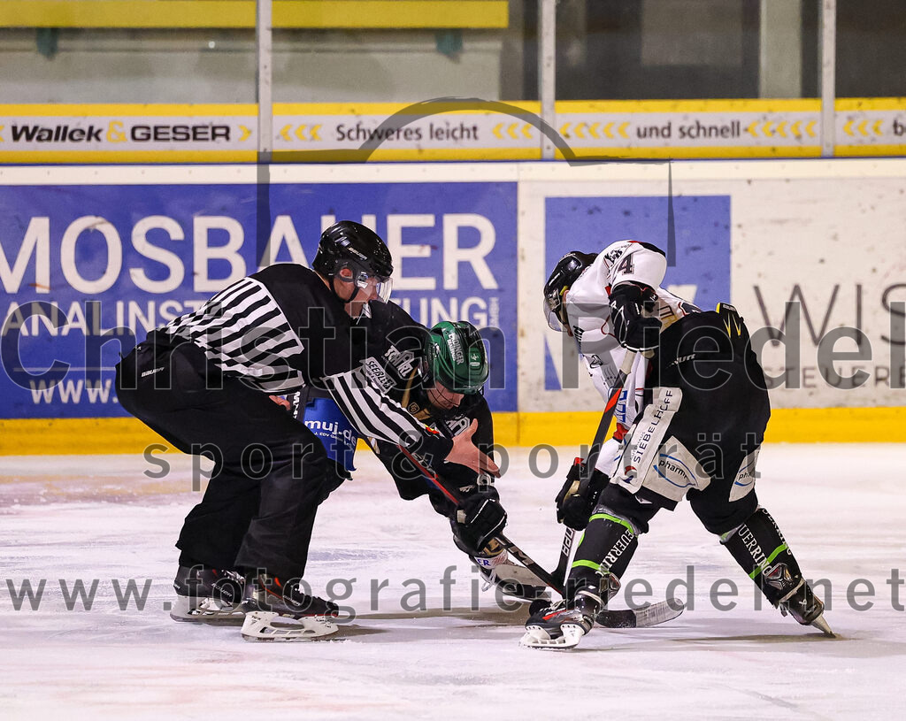 2024-03-15_109_TSV_Erding_gegen_EHC_Koenigsbrunn | Erding, Deutschland, 15.03.2024:
Eishockey, Bayernliga Playoffs 2023 / 2024, 3. Spieltag, TSV Erding gegen EHC Königsbrunn, Endergebnis: 3:4 n. V.

Erik Modlmayr (Erding Gladiators, #21), Dennis Tausend (EHC Königsbrunn, #24)

Foto: Christian Riedel / fotografie-riedel.net