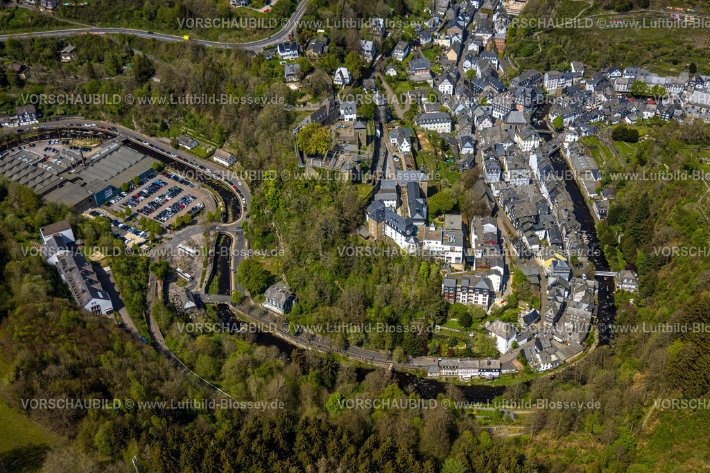 Monschau240502209 | Luftbild, historische Altstadt mit mittelalterlichen Gebäuden und der Burg Monschau, evangelische Stadtkirche am Fluss Rur, links das Erlebnismuseum Lernort Natur, Wiesen und Felder mit Waldgebiet, Monschau, Nordrhein-Westfalen, Deutschland