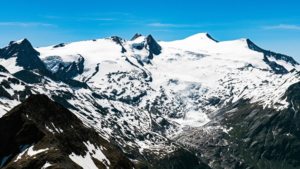 dr__0026434.jpg | MITTERSIL 25.06.2019 Winterlich schneebedeckte Gipfel der Alpen in der Felsen- und Berglandschaft in Mittersil in Tirol, Österreich. // Wintry snowy rocky and mountainous landscape the Alps in Mittersil in Tirol, Austria. Foto: Daniel Reiter