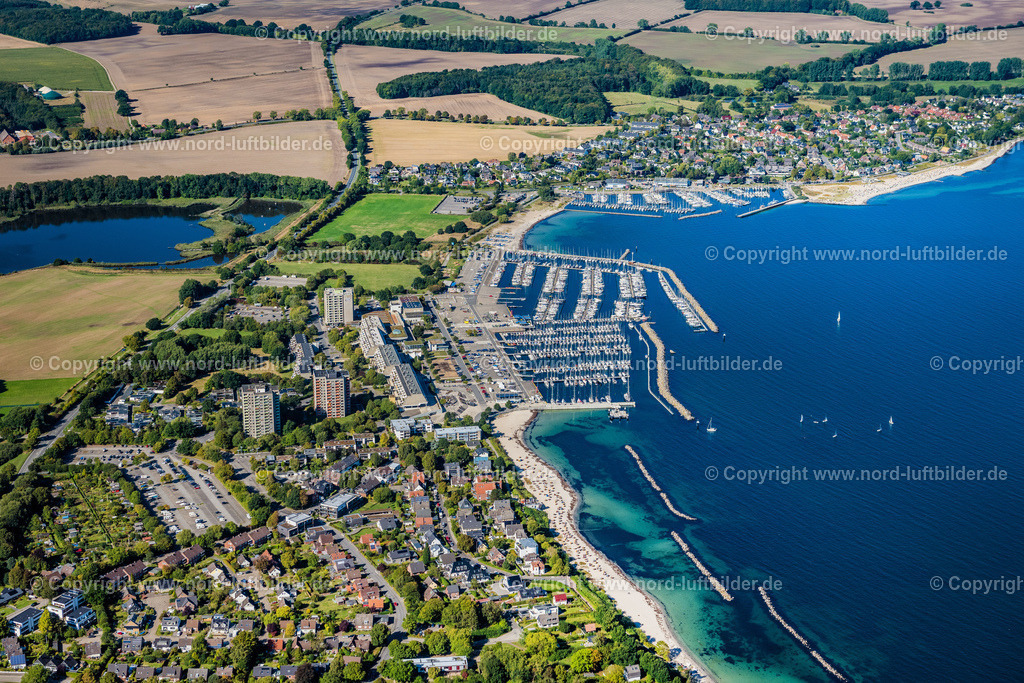 Kiel_Schilksee_Olympiahafen_ELS_2549200922 | KIEL 20.09.2022 Sporthäfen Schilksee und Strande bei Kiel im Bundesland Schleswig-Holstein. Olympiazentrum Kiel- Schilksee mit Wohngebiet, Sandstränden und Grünflächen. // Marinas Schilksee and Strande in Kiel in Schleswig-Holstein. Foto: Martin Elsen