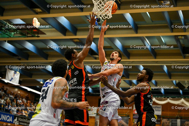 AUT, BSL, Basketball, Gmunden Swans vs Panthers Fuerstenfeld | 15.10.2023, Raiffeisen Sportpark Gmunden, AUT, BSL, Gmunden Swans vs Panthers Fuerstenfeld, im Bild Daniel Friedrich (Swans) vs Alonzo Campbell (Fuerstenfeld), Dylan Causwell (Fuerstenfeld)


// BSL, Basketball Super League Match between Gmunden Swans and Panthers Fuerstenfeld in Gmunden, Austria on 2023/10/15