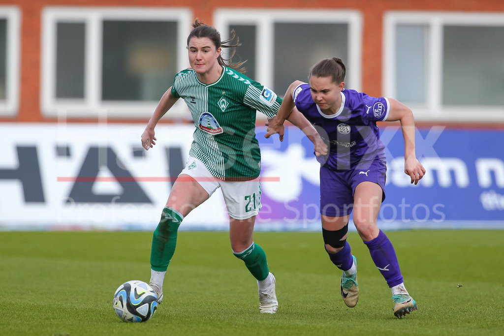 Fussball, Google Pixel Frauen-Bundesliga, SV Werder Bremen - SGS Essen | v.li.: Chiara Hahn (SV Werder Bremen, 21) und Lilli Purtscheller (SGS Essen, 7) im Zweikampf, Duell, Dynamik, Aktion, Action, Spielszene, DIE DFB-RICHTLINIEN UNTERSAGEN JEGLICHE NUTZUNG VON FOTOS ALS SEQUENZBILDER UND/ODER VIDEOÄHNLICHE FOTOSTRECKEN. DFB REGULATIONS PROHIBIT ANY USE OF PHOTOGRAPHS AS IMAGE SEQUENCES AND/OR QUASI-VIDEO.