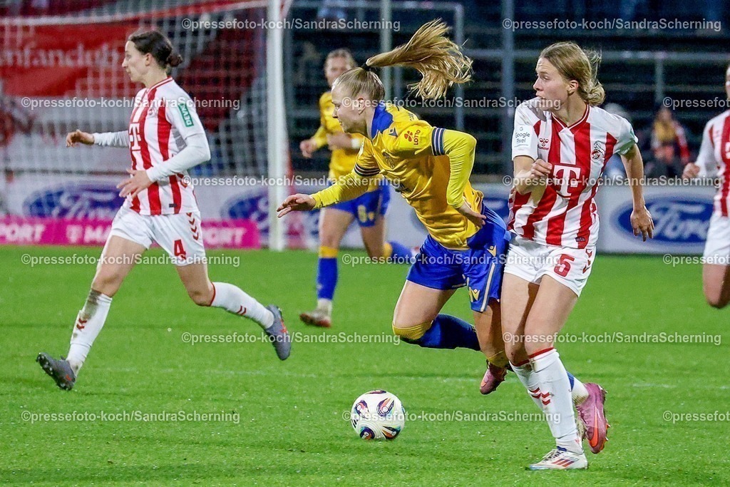xSSCHx14122501057  | 14.12.2025, xsscx, Frauen Fussball, 1. FC Koeln - FC Carl Zeiss Jena, 1. Fussball Bundesliga, 13. Spieltag, Franz-Kremer-Stadion, Saison 2025 2026: Isabella Jaron (FC Carl Zeiss Jena #24) im Zweikampf gegen Celina Degen (1. FC Koeln #5) DFB regulations prohibit any use of photographs as image sequences and or quasi-video. Photo:xSandraxScherningxPressefotoKochx