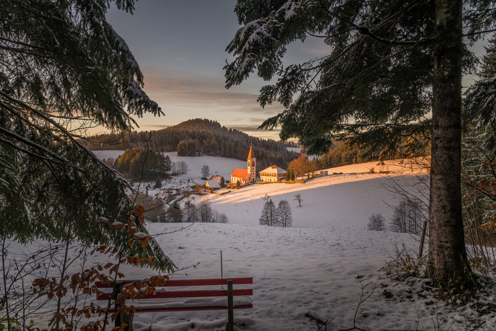 Ausblick in St. Roman | Winterlicher Ausblick auf die Kirche in St. Roman - Realisiert mit Pictrs.com