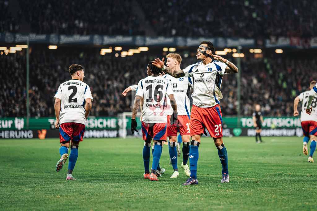 Fußball | Männer | Saison 2024/2025 | 2. Fußball-Bundesliga | 23. Spieltag | Hamburger SV vs. 1. FC Kaiserslautern | 21.02.2025 | Torjubel von Davie Selke (#27, HSV) streckt die Zunge raus