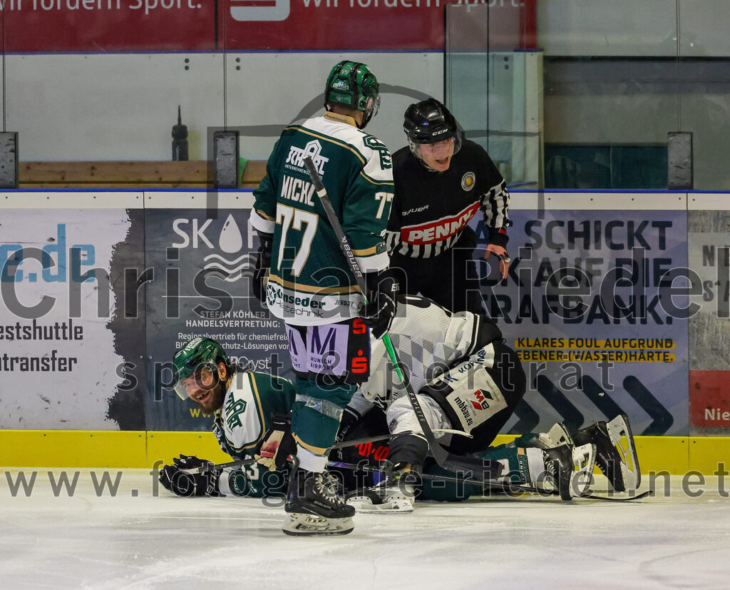 2026-01-30_082_TSV_Erding_gegen_EHF_Passau_Black_Hawks | Erding, Deutschland, 30.01.2026:Eishockey, Oberliga Süd 2025 / 2026, 42. Spieltag, TSV Erding gegen EHF Passau Black Hawks, Endergebnis: 2:6Marc Schmidpeter (Erding Gladiators, #33), Philipp Michl (Erding Gladiators, #77), Mans Hansson (EHF Passau Black Hawks, #92)Foto: Christian Riedel / fotografie-riedel.net