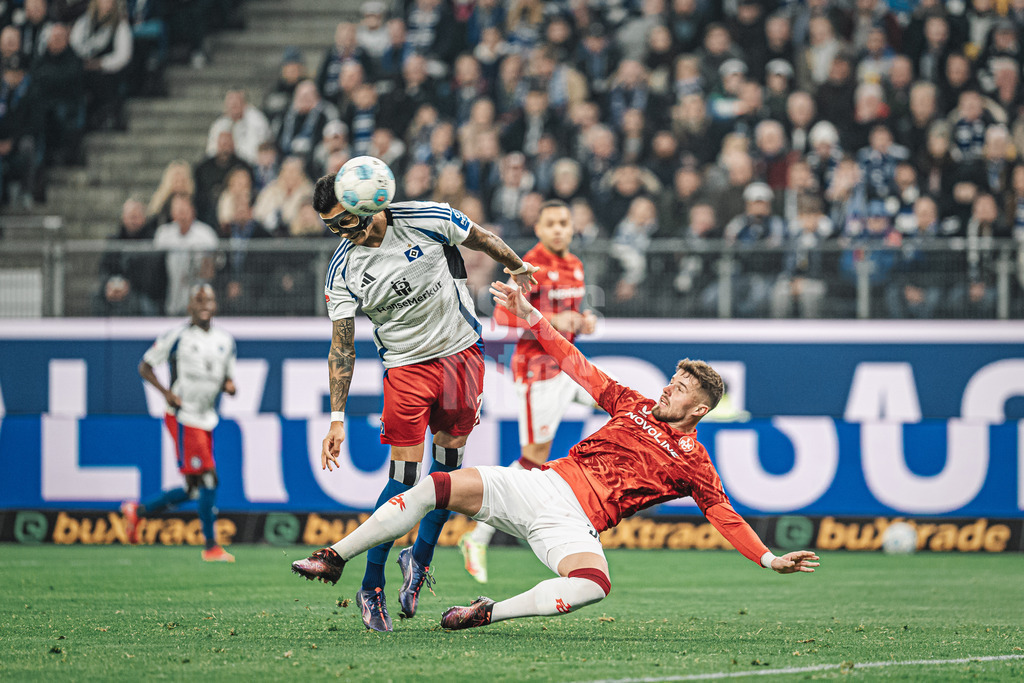 Fußball | Männer | Saison 2024/2025 | 2. Fußball-Bundesliga | 23. Spieltag | Hamburger SV vs. 1. FC Kaiserslautern | 21.02.2025 | v.l. Davie Selke (#27, HSV) gegen Jan Elvedi (#33, 1. FC Kaiserslautern)