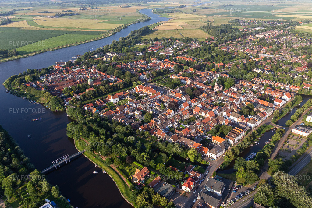 Luftbild: Grachtenstadt zwischen Treene, Westersielzug und Eideran den Fluss- Uferbereichen von Treene, Westersielzug und Eider in Friedrichstadt im Bundesland Schleswig-Holstein in Deutschland. Foto: IMG_0007291.jpg vom 16.07.2021 durch Werner Riehm/FLY-FOTO.de