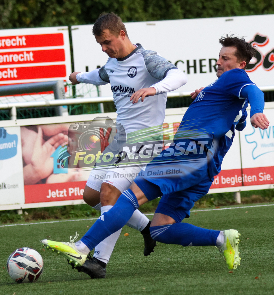 TuS Bruchmühlen - Bünder SV | Auf dem Bild zu sehen: blau TuS Bruchmühlen: Alexander Nowak ; weiß Bünder SV: Robin Luca WolfTuS Bruchmühlen, Bünder SV, Saison 26/27, Kreisliga A, Bruchmühlen, Deutschland - Realisiert mit Pictrs.com
