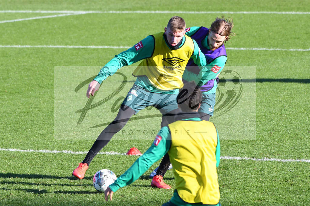 20200205_TRASVW_0084 | Fußball, Herren: Nick Woltemade (SV Werder Bremen U19) und Michael Lang (SV Werder Bremen) im Zweikampf waehrend der Trainingseinheit des SV Werder Bremen im Wohninvest Weserstadion am 05.02.2020 in Bremen, Deutschland. - Realisiert mit Pictrs.com
