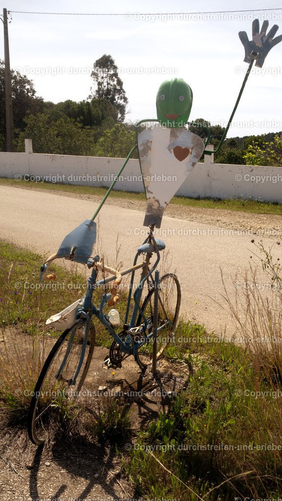 Kunstfigur eines Radfahrers | Figur eines Radfahrers bei Corte Velha in der Serra do Caldeirão - Realisiert mit Pictrs.com