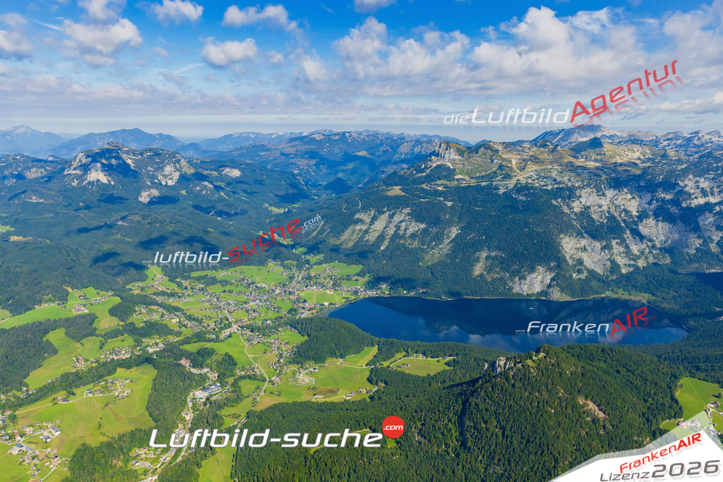 Luftaufnahme der Stadt Altaussee - Die Luftaufnahme wurde 2025 vom UL-Flugzeug heraus erstellt ( keine Drohne ) - Hochauflösende Luftaufnahme - für professionelle Ausdrucke geeignet. Die Geschenkidee !Mit Lizenz und Bildrechte bestellbar