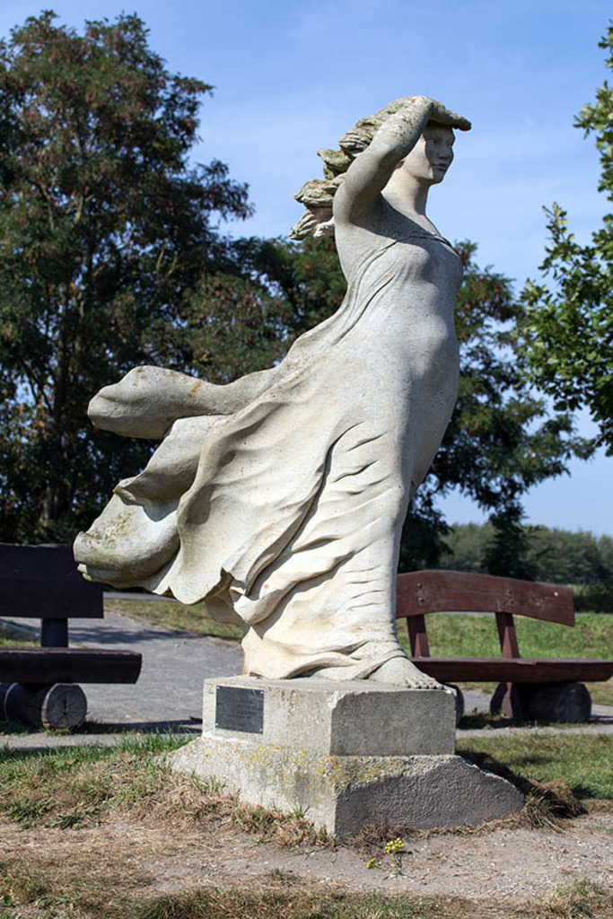 Penelope - Skulptur am Markkleeberger See | Entdecke über 20 Kategorien Leipzig-Motive: Foto-Downloads, hochwertige Poster, Leinwand- & Fine-Art-Prints. Jetzt Lieblingsfoto im Bildlexikon Leipzig Shop bestellen!