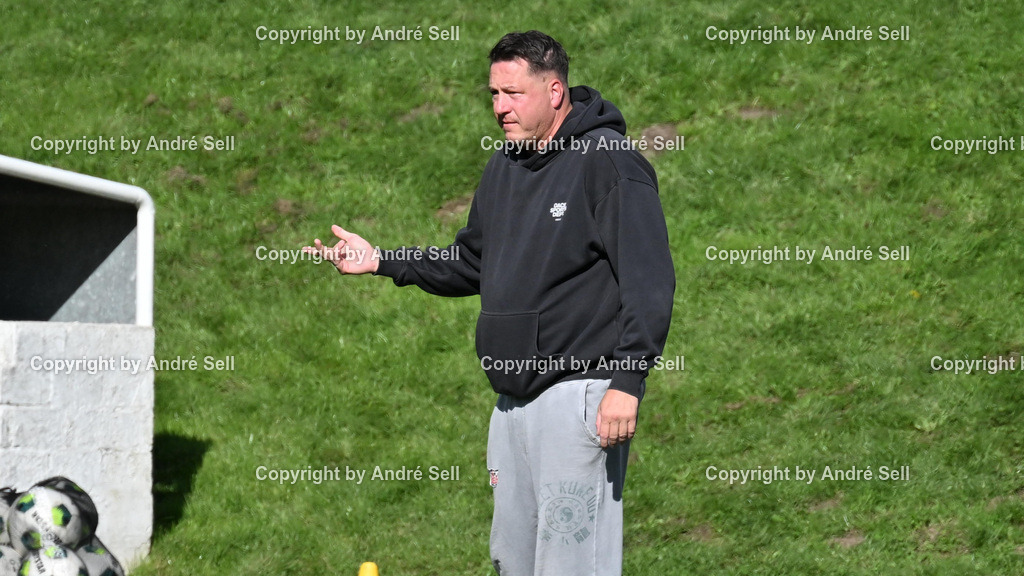 Wiker SV vs SpVg Molfsee II | Trainer Christopher Foley (Molfsee) / Fußball-Verbandsliga Ost Männer 2026/2027 / Wiker SV vs SpVg Molfsee II / Auberg / Kiel / 04.10.26 - Realisiert mit Pictrs.com
