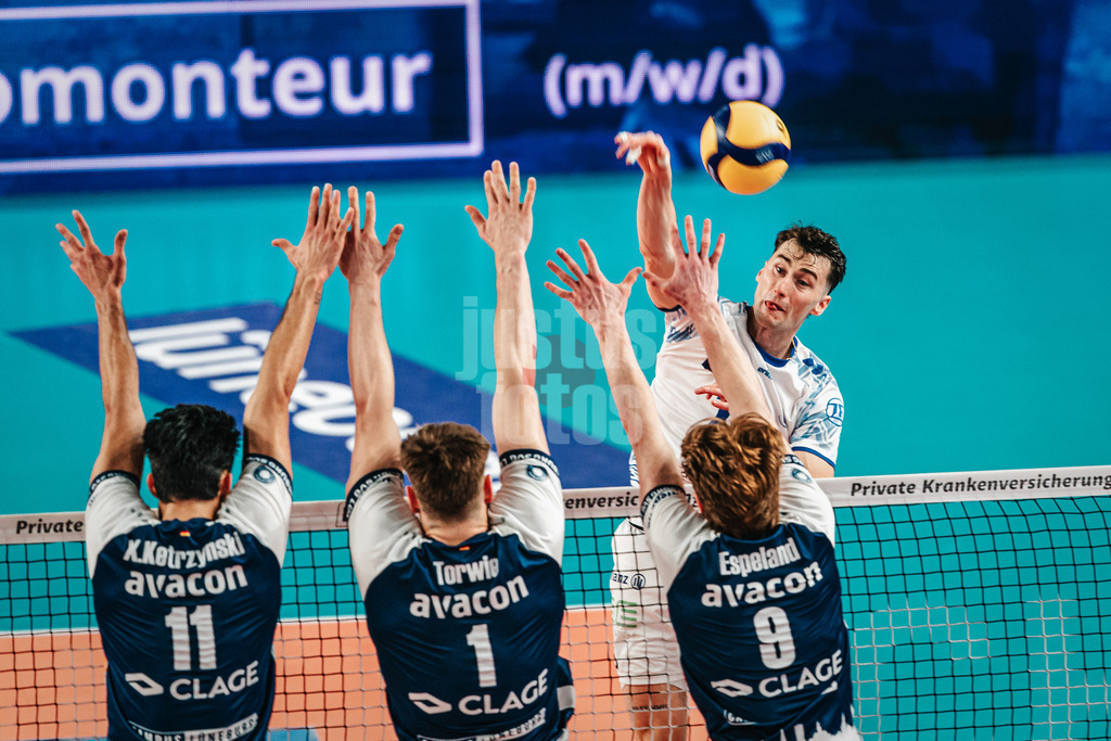 Volleyball | Herren | Saison 2024/2025 | 1. Volleyball Bundesliga Männer | Halbfinale | SVG Lüneburg vs. VfB Friedrichshafen | 19.04.2025 | Jackson George Young (#15, VfB Friedrichshafen) beim Angriff gegen den Dreier Block von Lüneburg