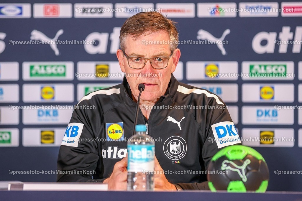xKWIx17052601111 | 17.05.2026, xkwix, Handball, Länderspiel, Deutschland - Dänemark , Lanxess-Arena in Köln: Headcoach Alfred Gislason (Germany #hc) bei der Pressekonferenz nach dem Spiel Photo: xKamilxWilkowskixPressefotoKochx