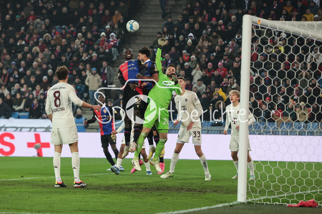 FC Basel - FC Bayern München | Sven ULREICH (FCB #26) kommt in dieser Situation bei einem Eckball nicht mehr an den Ball / Kopfball / Kopfballduell / Torhueter / Torwart