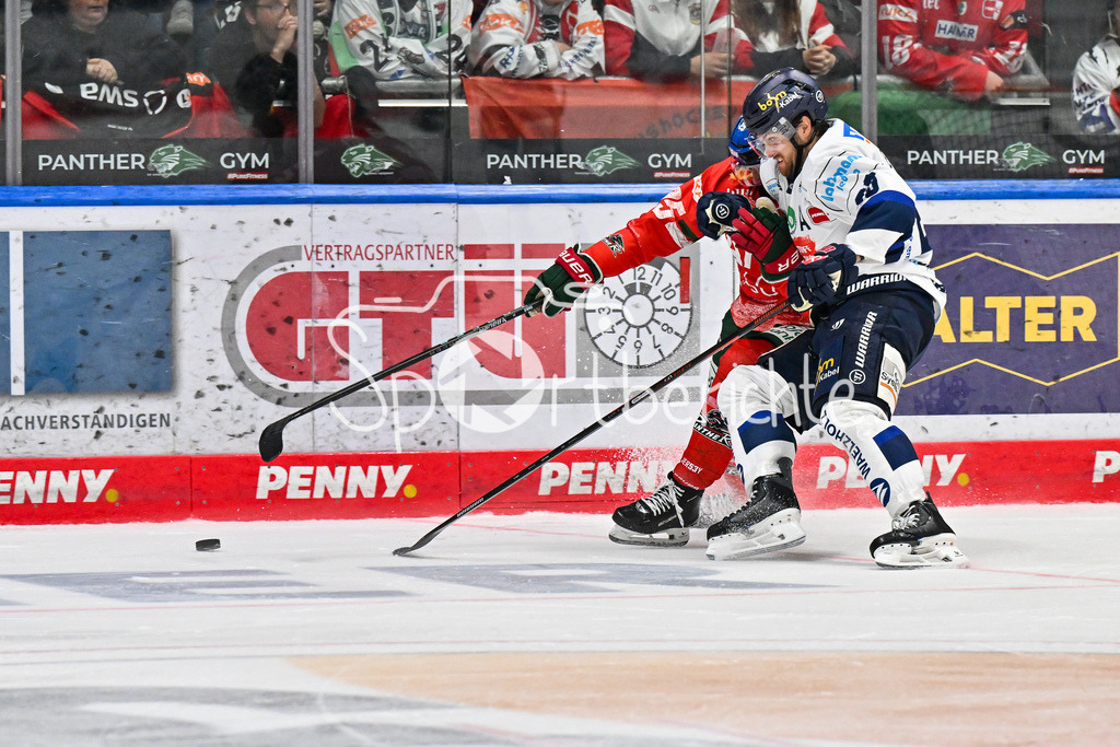 Augsburger Panther - Iserlohn Roosters | Im Duell Christian HANKE (Augsburger Panther #25) und Macoy ERKAMPS (Iserlohn Roosters 20) / Zweikampf / Penny DEL: Augsburger Panther - Iserlohn Roosters; Curt Frenzel Stadion am 21.09.2025