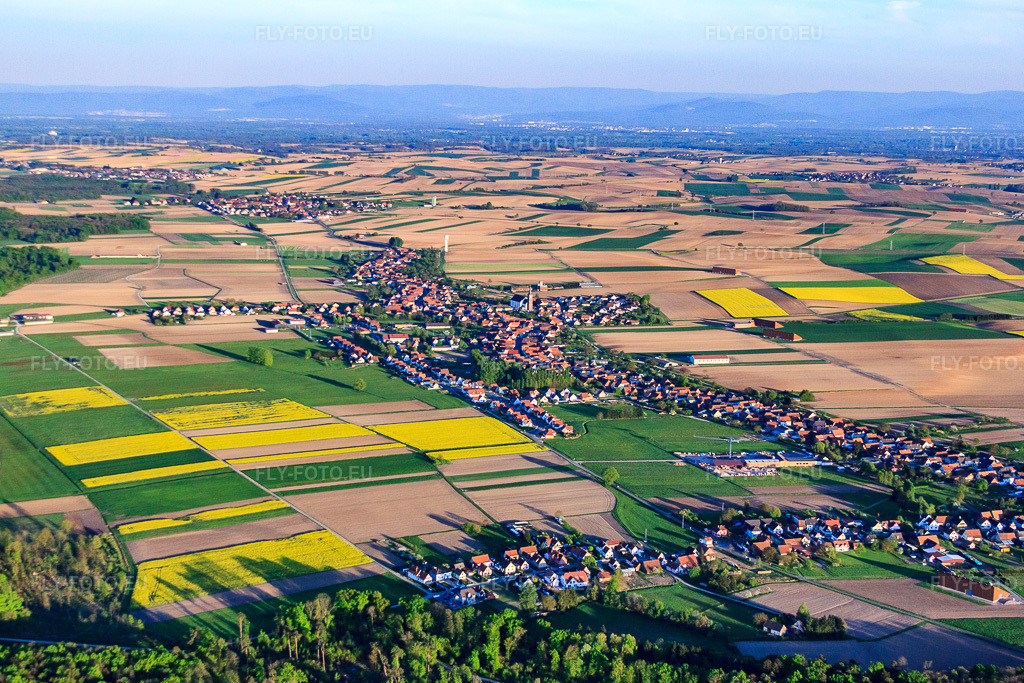 Vue aérienne: Vue d'ensemble du village depuis le nord-ouest à Schleithal dans le département Bas Rhin, France – .Photo: IMG_64405.jpg prise le 17/04/2014 par Werner Riehm/FLY-FOTO.eu – Résolution de l'original: 4548 x 3032 px