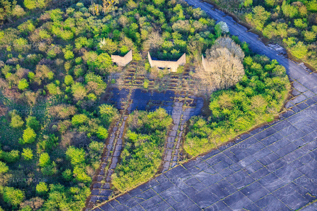 Luftbild: Parkposition am ehemaligen Miltärflugplatz Grostenquin in Grostenquin im Bundesland Moselle in Frankreich.Foto: IMG_154761.jpg vom 17.04.2026 durch Werner Riehm/FLY-FOTO.deAuflösung des Originals: 6000 x 4000 px