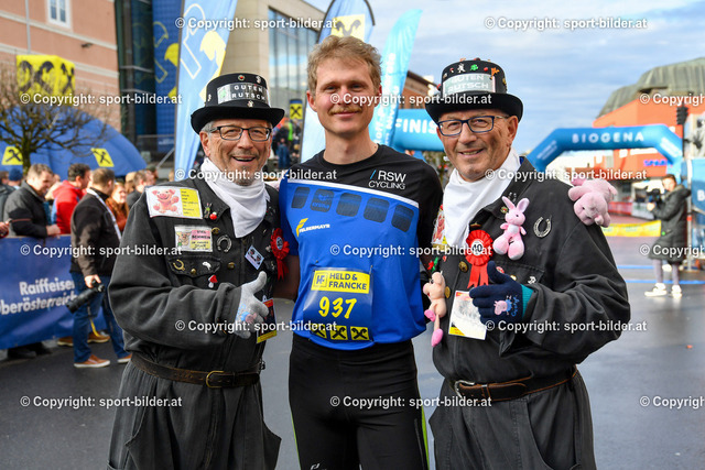 AUT, Laufen, Silvesterlauf Peuerbach 2022 | 31.12.2022, Peuerbach , AUT, Leichtathletik, Laufen, Silvesterlauf Peuerbach 2022, im Bild Rauchfangkehrer Peter und Paul mit Moran Vermeulen (Radsportprofi)



