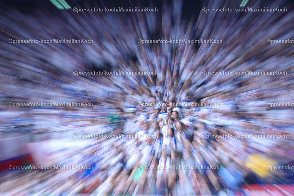 EHFEURO15012401018 | 15.01.2024, EHF EURO 2024, Männer Europameisterschaft Handball, Mercedes-Benz-Arena in Berlin, Polen - Färöer: Die Weisse Wand von Berlin - Die Färöer Fans machen Stimmung in der Halle. 