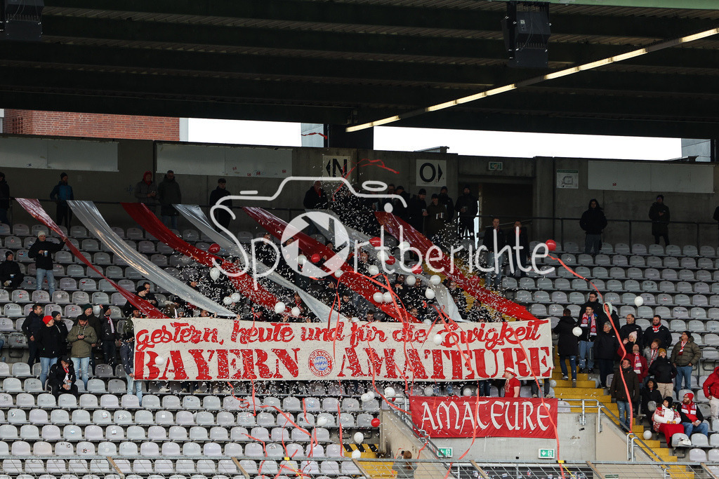 FC Bayern Amateure - TSV Buchbach | Die Fans der Amateure zeigen vor Spielbeginn eine Chore / Ultras / Zuschauer / Pyrotechnik / Pyro / Symbolbild