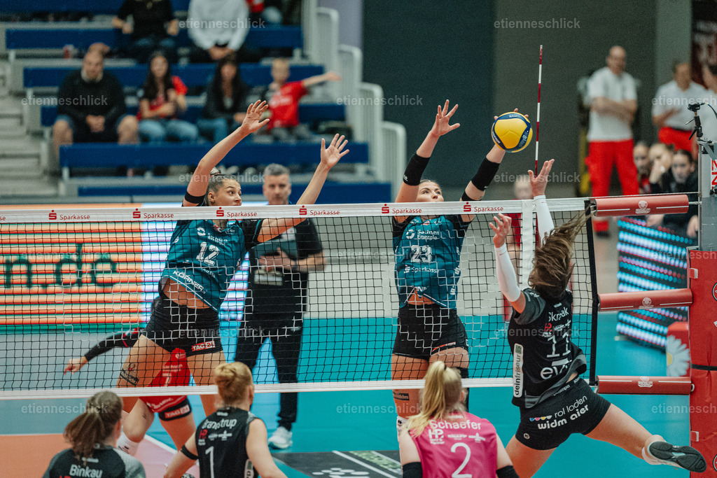 Dresdner SC - Binder Blaubären TSV Flacht, DEKRA 1. Bundesliga Frauen, Volleyball | Im Bild: Block Mackenzie Foley (23, Dresdner SC)24.10.2026, Dresdner SC -  Binder Blaubären TSV Flacht, DEKRA 1. Bundesliga Frauen, Volleyball, Deutschland, Dresden, Cyberport Arena