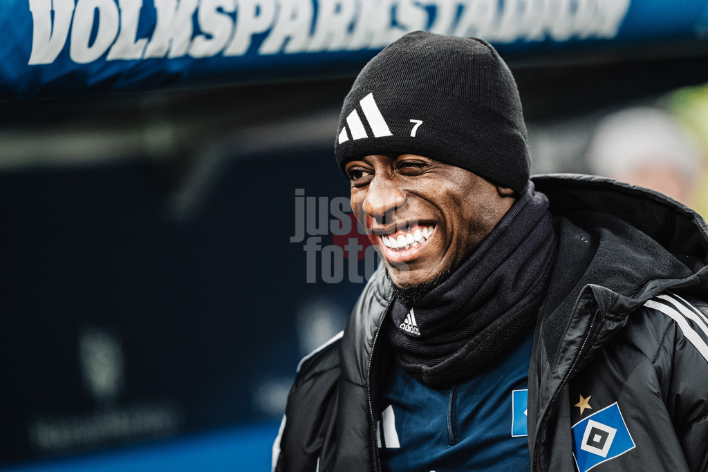 Fußball | Männer | Saison 2025/2026 | 1. Fußball-Bundesliga | 12. Spieltag | Hamburger SV vs. VfB Stuttgart | 30.11.2025 | Jean-Luc Dompe (#7, HSV) auf dem Weg zur Bank fröhlich