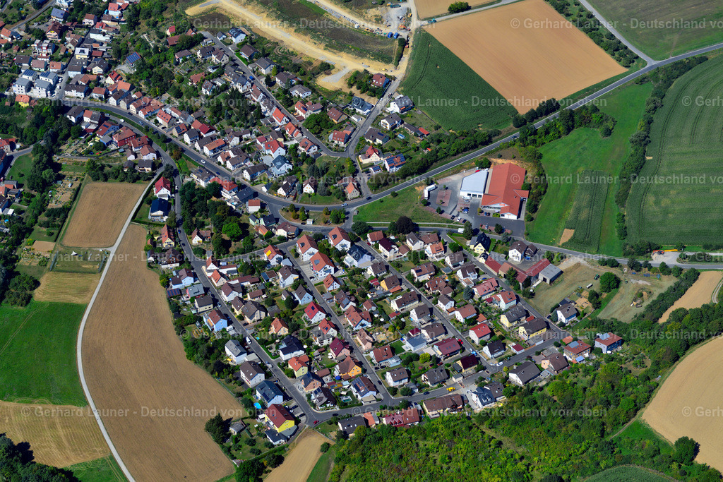 3650097 | RIMPAR 31.08.2016 Wohngebiet einer Einfamilienhaus- Siedlung am Rande von landwirtschaftlichen Feldern in Rimpar im Bundesland Bayern, Deutschland // Single-family residential area of settlement on the edge of agricultural fields in Rimpar in the state Bavaria, Germany Foto: Gerhard Launer