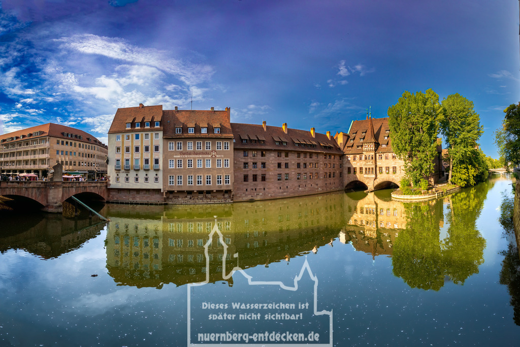 Monatsbild des Kalender 2024 für den Monat Juli | Heilig-Geist-Spital im Sommer  mit Superweitwinkel-Perspektive - Realisiert mit Pictrs.com