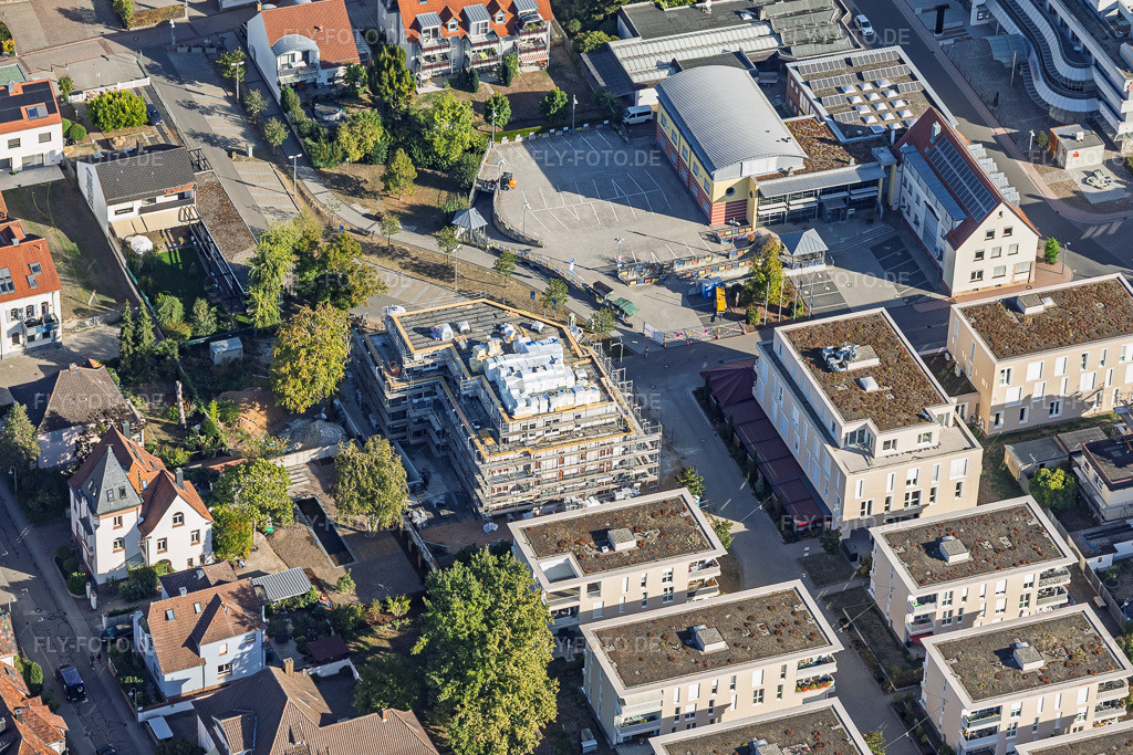 Luftbild: Neubaustelle für 18 Eigentumswohnungen Im Stadtkern von Grathwohl Erdbau, ETNA BAU GmbH und Abbruch GmbH und A-K.Bau GmbH    https:/// in Kandel im Bundesland Rheinland-Pfalz in Deutschland. – Foto: IMG_159667.jpg vom 27.09.2026 durch Werner Riehm/FLY-FOTO.de – Auflösung des Originals: 5780 x 3853 px – Ihr Immobilienmakler in Landau – A1 Abendschein Immobilien – Grathwohl Grünstadt – ETNA BAU GMBH | Ihr Rohbauer aus Landau (Pfalz) – ETNA BAU GMBH | Ihr Rohbauer aus Landau (Pfalz)