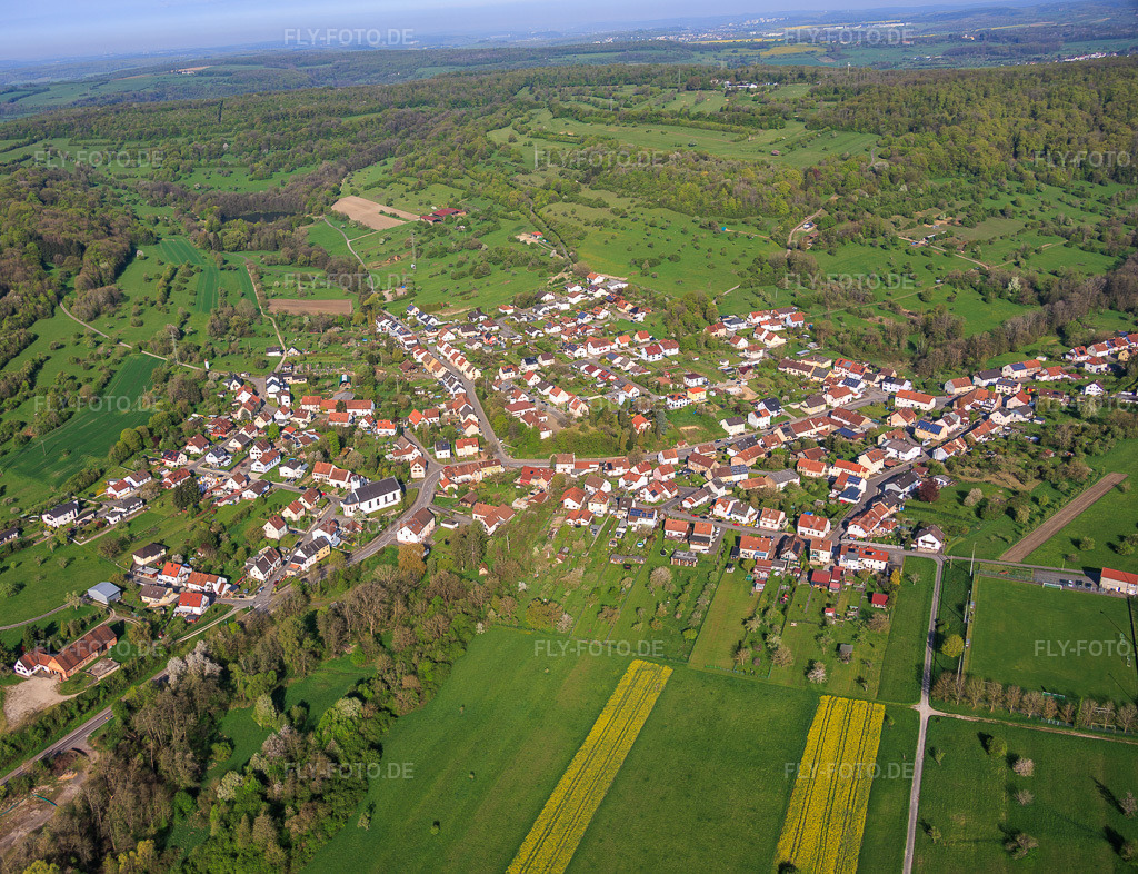 Luftbild: Ortsansicht von Osten im Ortsteil Rubenheim in Gersheim im Bundesland Saarland in Deutschland.Foto: IMG_154914.jpg vom 18.04.2026 durch Werner Riehm/FLY-FOTO.deAuflösung des Originals: 5212 x 4000 px