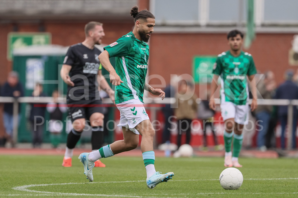Fussball, Regionalliga Nord, SV Werder Bremen II - SV Todesfelde | v.li: Mikail Polat (SV Werder Bremen II, 8) am Ball, Einzelbild, Ganzkörper, Aktion, Action, Spielszene