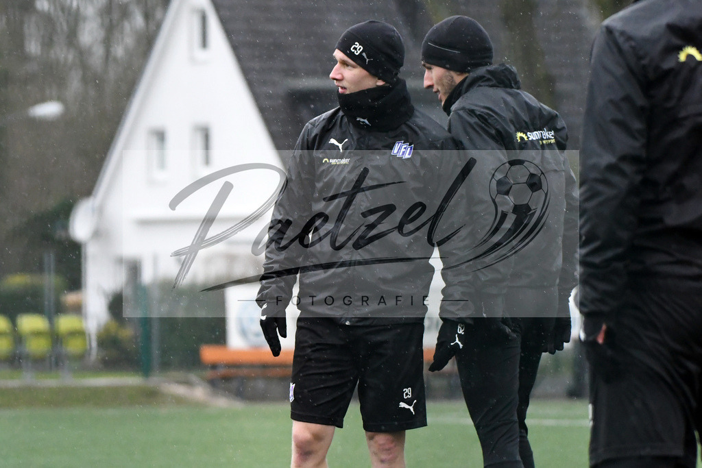 20200213_TRAOSN_0003 | Fussball, Herren: Bryan Henning (VfL Osnabrueck) und Bashkim Ajdini (VfL Osnabrueck) schauen waehrend der Trainingseinheit des VfL Osnabrueck im Sportpark Illoshoehe am 13.02.2020 in Osnabrueck, Deutschland. - Realisiert mit Pictrs.com