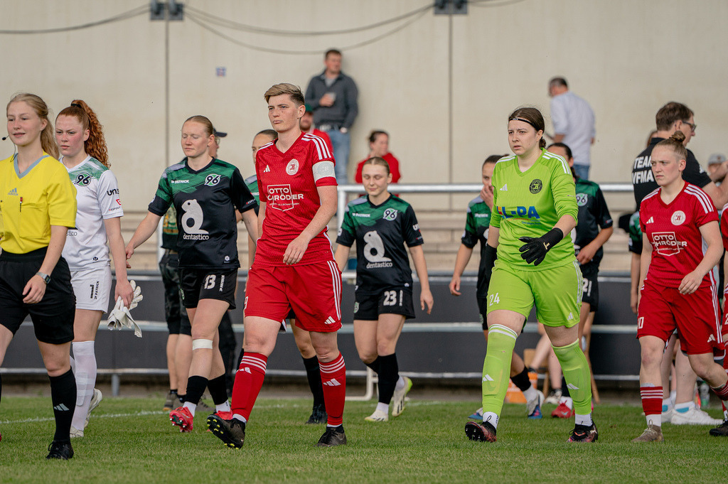 Fußball I Frauen I Saison 2025-2026 I Niedersachsen-Pokal I Finale I FC Jesteburg-Bendestorf - Hannover 96 I 22317 | jns.sportfotos - Realisiert mit Pictrs.com