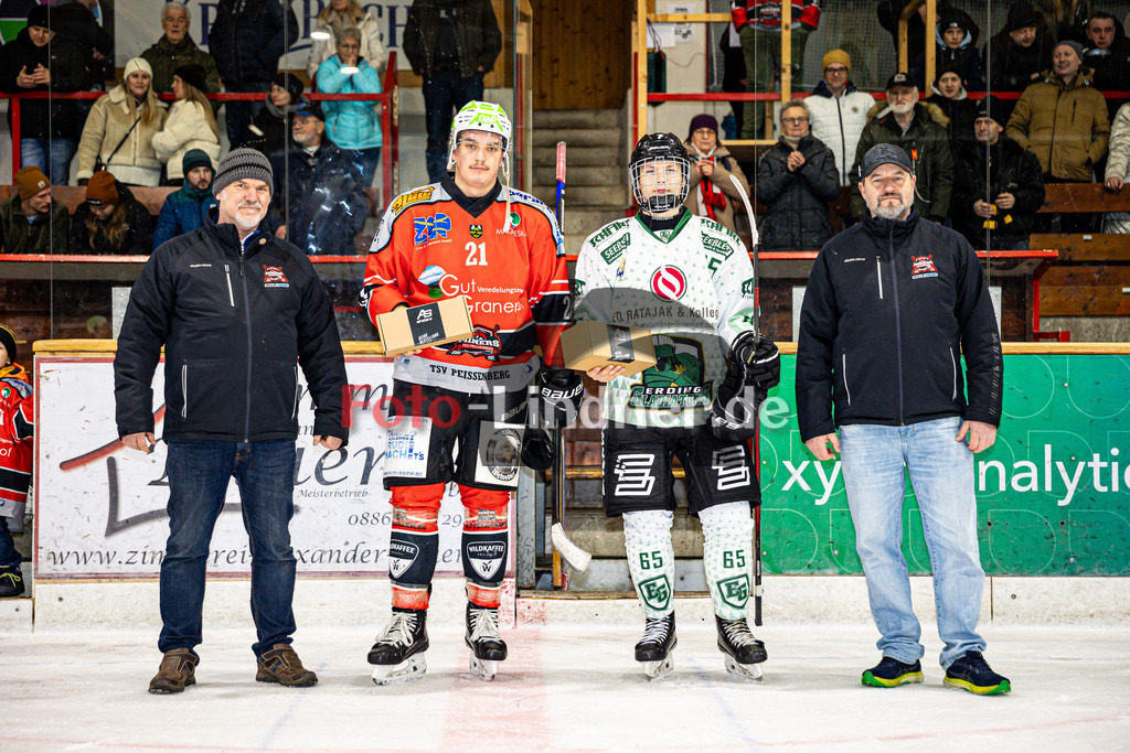 TSV Peißenberg MINERS gegen TSV Erding GLADIATORS | Eishockey Bayernliga Herren Vorrunde 2024/25, TSV Peißenberg MINERS gegen TSV Erding GLADIATORS, 20250119,Ehrung Spieler des Spiels,2025-01-19 in Peißenberg (Eisstadion Peißenberg)Florian SEELMANN (MINERS 21), Aapo RAUTEE (GLADIATORS 65)Copyright: WolfgangxLindner foto-lindner.de
