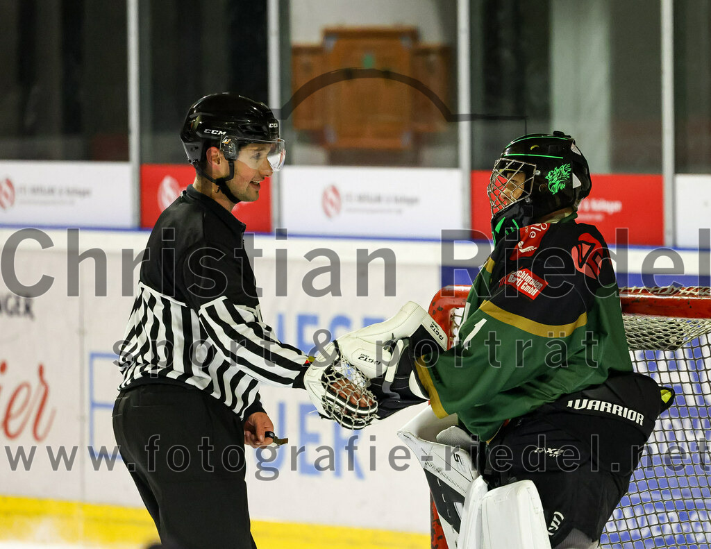 2022-12-04_112_TSV_Erding_gegen_EHC_Klostersee | Erding, Deutschland, 04.12.2022:
Eishockey, Bayernliga U17 2022 / 2023, 11. Spieltag, TSV Erding gegen EHC Klostersee, Endergebnis: 3:5

Torwart Nico Wimmer (Erding Gladiators, #1)

Foto: Christian Riedel / fotografie-riedel.net