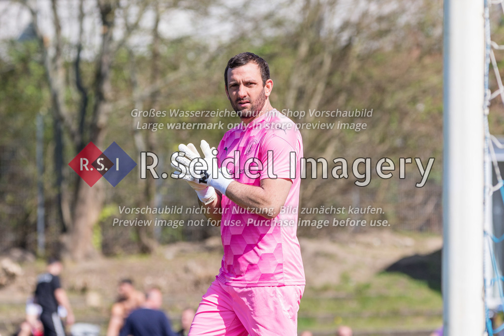 Fußball, Saison 2021/22, Oberliga Abstiegsrunde, Lohbrügge - Süderelbe, Binnenfeldredder (Hamburg), 18.04.2022, 12. Spieltag | Tobias Braun (#1, Lohbrügge, Torwart)